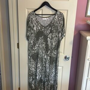 BELLE BY KIM GRAVEL.  Long maxi dress size XL.